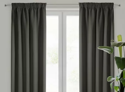 Zasłona na taśmie 135x270 LOGAN zaciemniająca grafitowa jednokolorowa z półmatowej tkaniny