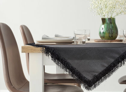 Nakładka 85x85 JASPER czarna wykończona wyrazistymi frędzlami z kolekcji Premium