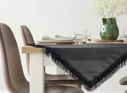 Nakładka 85x85 JASPER czarna wykończona wyrazistymi frędzlami z kolekcji Premium