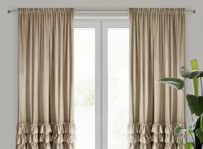 Zasłona na taśmie 140x270 CARLI welwetowa ciemny beż jednokolorowa zdobiona w dolnej części falbanami z paskiem cyrkonii