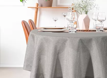 Obrus fi 180 STELLA 2 srebrny zdobiony kantą z wplecioną nicią srebrną