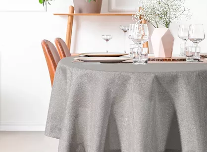 Obrus fi 180 STELLA 2 srebrny zdobiony kantą z wplecioną nicią srebrną