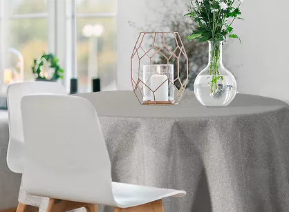 Obrus fi 180 STELLA 2 srebrny zdobiony kantą z wplecioną nicią srebrną