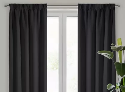 Zasłona na taśmie 135x270 LOGAN zaciemniająca czarna jednokolorowa z półmatowej tkaniny