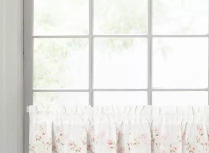 Zazdrostka gotowa w tunelu 150x30 AMELIA biała z etaminy z wzorem różowych kwiatów magnolii i bawełnianą koronką