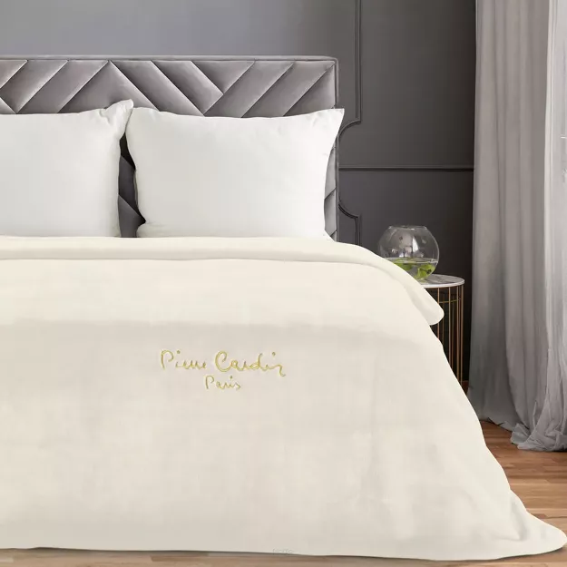 Koc akrylowy 160x240 CLARA 1 Pierre Cardin kremowy jednokolorowy z wyhaftowanym logo