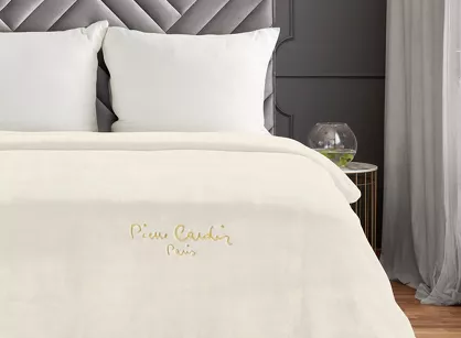 Koc akrylowy 160x240 CLARA 1 Pierre Cardin kremowy jednokolorowy z wyhaftowanym logo