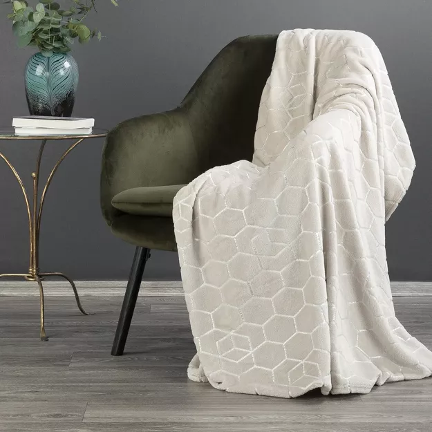 Koc flano 150x200 MALIBU kremowy typu flano z geometrycznym srebrnym nadrukiem