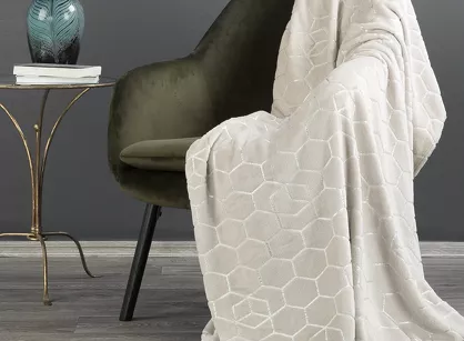 Koc flano 150x200 MALIBU kremowy typu flano z geometrycznym srebrnym nadrukiem