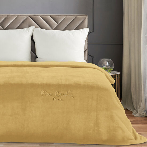 Koc akrylowy 160x240 CLARA 1 Pierre Cardin musztardowy jednokolorowy z wyhaftowanym logo