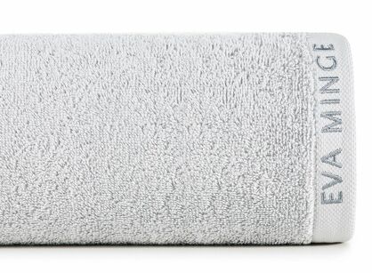 Ręcznik 50x90 VENUS Eva Minge srebrny zdobiony bordiurą w kolorze ręcznika z napisami projektantki