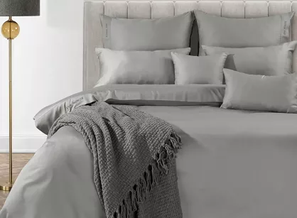 Pościel z makosatyny 220x200 ELEGANT 1C Eva Minge stalowa z ozdobną kantą i haftem