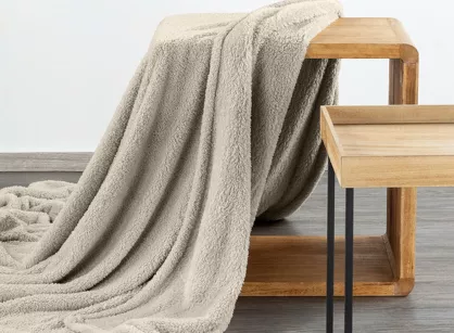 Koc na fotel 70x160 LORI beżowy puszysty jednokolorowy z kolekcji Design 91