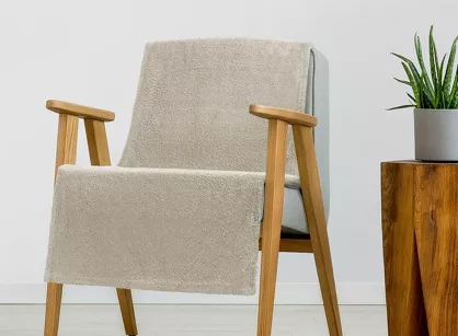 Koc na fotel 70x160 LORI beżowy puszysty jednokolorowy z kolekcji Design 91