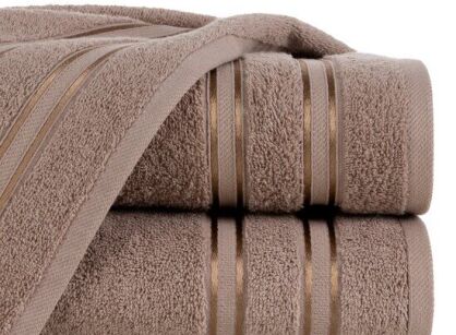 Ręcznik bawełniany 70x140 MANOLA brązowy z żakardową połyskującą bordiurą w paski