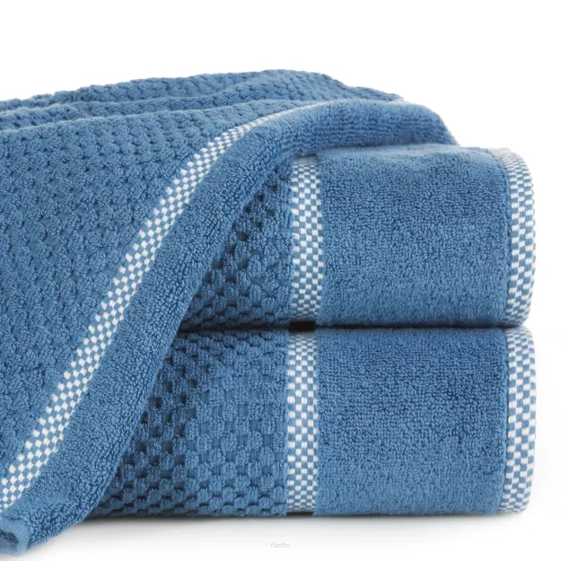 Ręcznik bawełniany 70x140 CALEB niebieski o delikatnym wzorze krateczki i kontrastową bordiurą