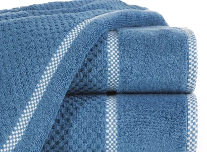 Ręcznik bawełniany 70x140 CALEB niebieski o delikatnym wzorze krateczki i kontrastową bordiurą