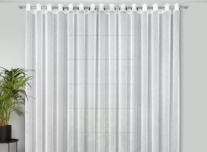 Firana na przelotkach 300x250 KELLY biała o strukturze delikatnego deszczyku z błyszczącą srebrną nicią