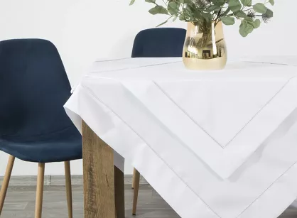 Obrus elegancki 145x350 MADELE biały zdobiony srebrną lamówką