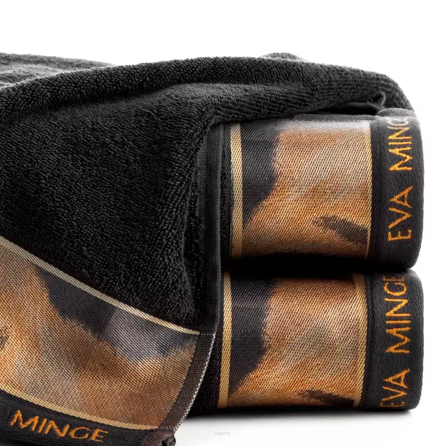 Ręcznik 50x90 EVA 23 Eva Minge czarny z drukowaną bordiurą z wzorem zwierzęcym