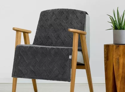 Koc na fotel 70x160 CARO stalowy puszysty typu flano z wytłaczanym wzorem Design 91