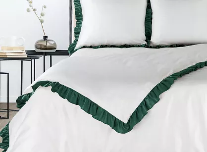 Pościel bawełniana 160x200 ELIZA biała zdobiona ozdobną ciemno zieloną falbanką z kolekcji Nova Style