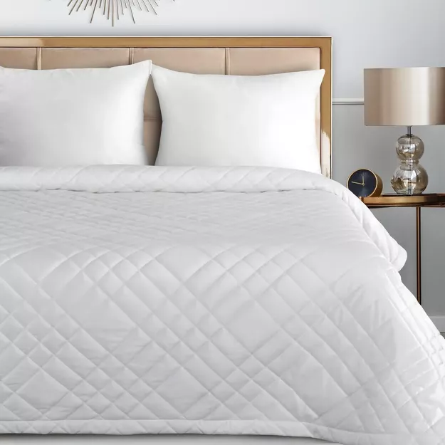 Narzuta welwetowa 220x240 RIA 6 biała przeszywana grubą nicią zdobiona wzorem geometrycznym