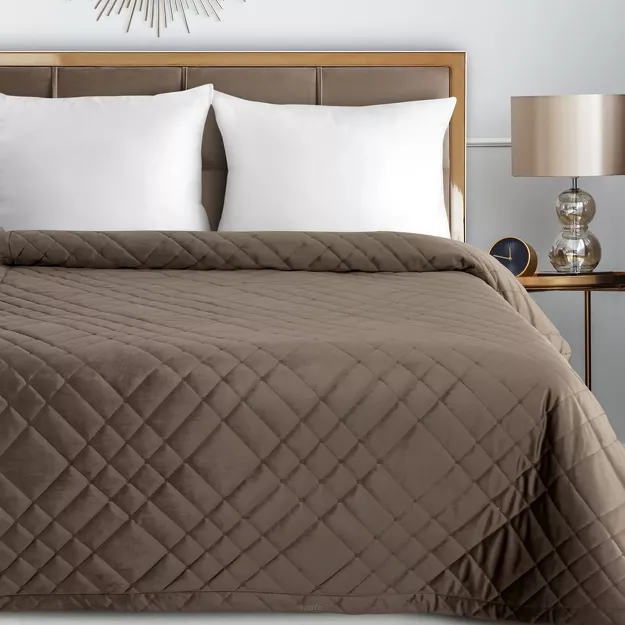 Narzuta welwetowa 220x240 RIA 6 brązowa przeszywana grubą nicią zdobiona wzorem geometrycznym