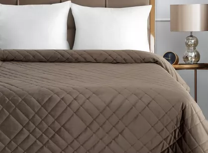 Narzuta welwetowa 220x240 RIA 6 brązowa przeszywana grubą nicią zdobiona wzorem geometrycznym