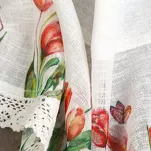 Zazdrostka gotowa w tunelu 150x30 STELLA biała z etaminy z wzorem czerwonych tulipanów i bawełnianą koronką - 9