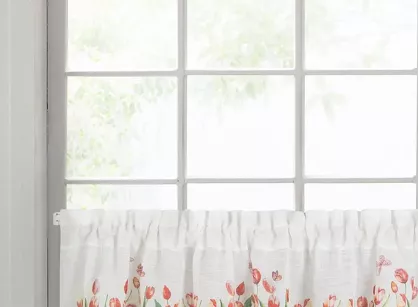 Zazdrostka gotowa w tunelu 150x30 STELLA biała z etaminy z wzorem czerwonych tulipanów i bawełnianą koronką