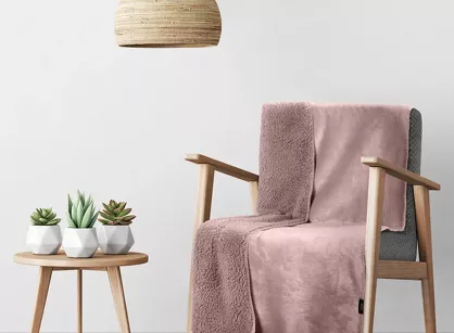 Koc na fotel jednokolorowy 70x160 TEDY różowy imitujący buklę