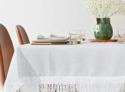 Obrus 140x260 JASPER biały wykończony wyrazistymi frędzlami z kolekcji Premium