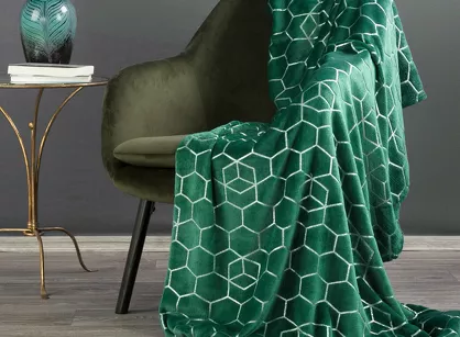 Koc 150x200 MALIBU ciemna zieleń typu flano z geometrycznym srebrnym nadrukiem