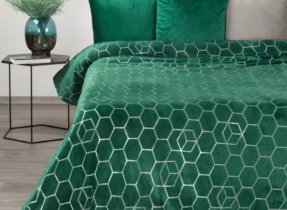 Koc 150x200 MALIBU ciemna zieleń typu flano z geometrycznym srebrnym nadrukiem
