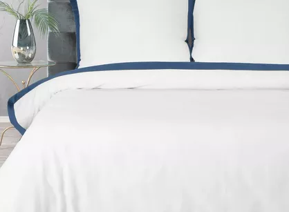 Pościel satyna bawełniana 220x200 LAURA biała zdobiona ozdobną granatową kantą z kolekcji Nova Style