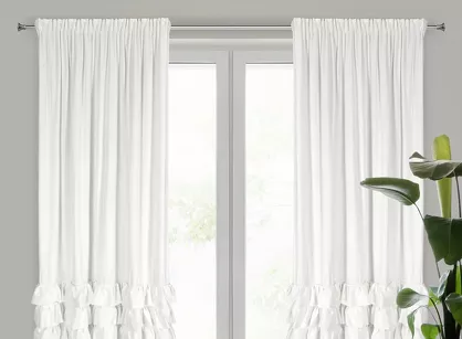 Zasłona na taśmie 140x250 CARLI welwetowa biała jednokolorowa zdobiona w dolnej części falbanami z paskiem cyrkonii