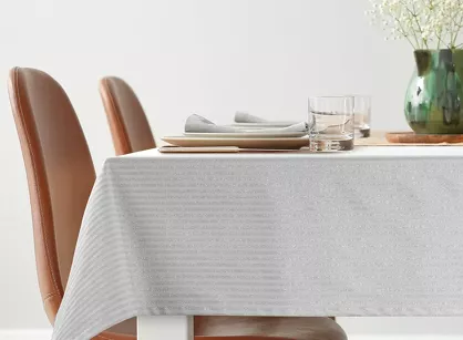 Obrus świąteczny 135x180 FLASH 6 z bawełny srebrny z wzorem w prążki z wplecioną nicią srebrną