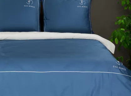 Pościel z makosatyny 220x200 MINGE 2E Eva Minge granatowa z lamówką białą i logo projektantki