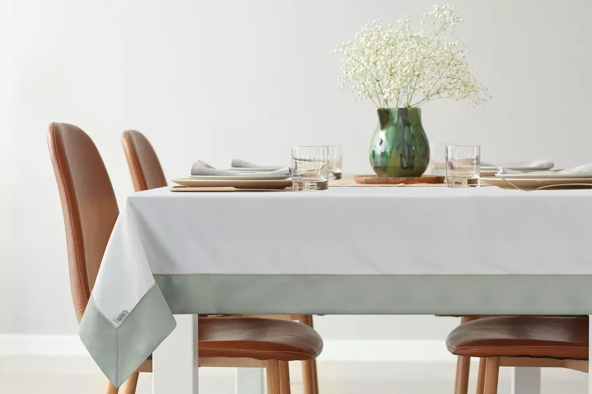 Obrus elegancki 145x350 SYLVIA naturalny oliwkowy zdobiony beżową lamówką