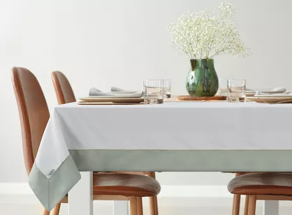 Obrus elegancki 145x350 SYLVIA naturalny oliwkowy zdobiony beżową lamówką