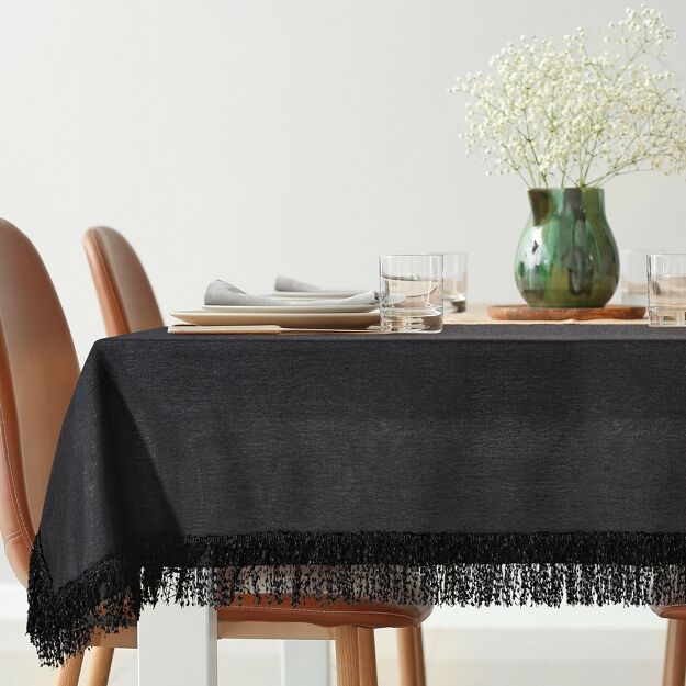 Obrus 140x260 JASPER czarny wykończony wyrazistymi frędzlami z kolekcji Premium