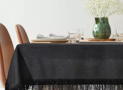 Obrus 140x260 JASPER czarny wykończony wyrazistymi frędzlami z kolekcji Premium