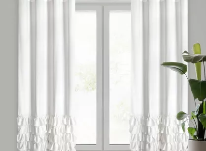 Zasłona na przelotkach 140x250 CARLI welwetowa biała jednokolorowa zdobiona w dolnej części falbanami z paskiem cyrkonii