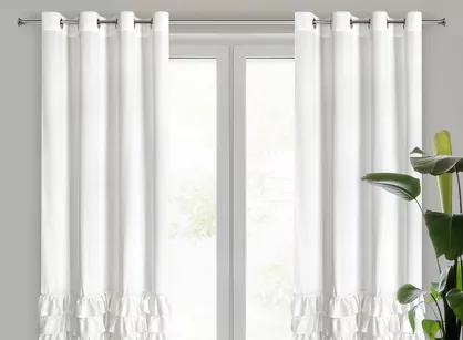 Zasłona na przelotkach 140x250 CARLI welwetowa biała jednokolorowa zdobiona w dolnej części falbanami z paskiem cyrkonii