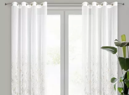 Firana na przelotkach 140x250 MARTA biała z etaminy zdobiona gumowym złotym nadrukiem