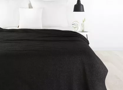 Koc 170x210 BUKLA czarny jednokolorowy wzór baranka