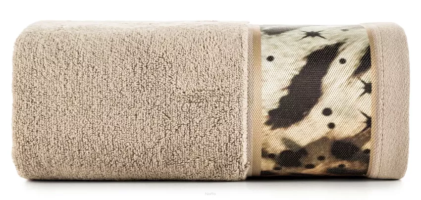 Ręcznik 50x90 EVA 15 Eva Minge beżowy zdobiony bordiurą z designerskim wzorem w motyle z kolekcji Premium 500 g/m2
