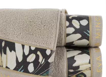 Ręcznik 50x90 EVA 15 Eva Minge beżowy zdobiony bordiurą z designerskim wzorem w motyle z kolekcji Premium