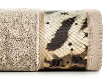 Ręcznik 50x90 EVA 15 Eva Minge beżowy zdobiony bordiurą z designerskim wzorem w motyle z kolekcji Premium